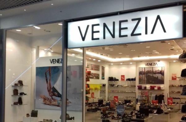Explore Timeless Italian Elegance: Venezia’s Finest Collection of Footwear and Accessories